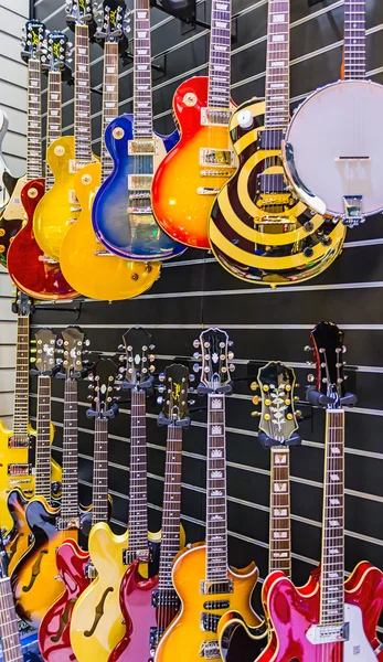 Muitas guitarras apresentadas em uma loja de música — Fotografia de Stock