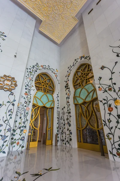 Vnitřek mešity zayed Šajch — Stock fotografie