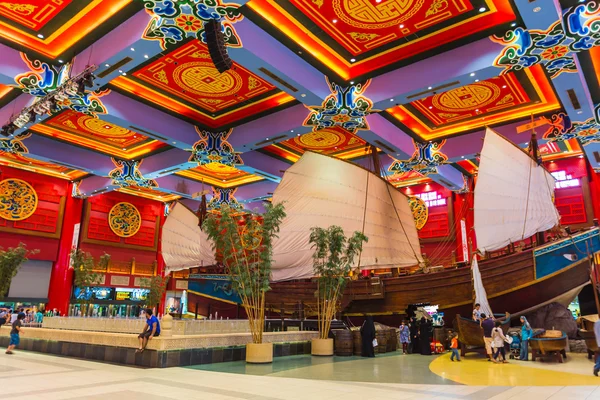 Battuta mall är den vackraste stormarknaden i dubai — Stockfoto