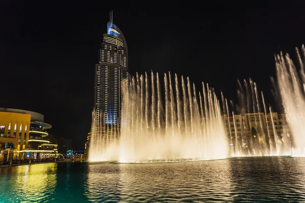 Un système de fontaine record sur le lac Burj Khalifa — Photo