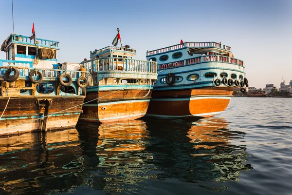 Boten op de baai creek in dubai, Verenigde Arabische Emiraten — Stockfoto