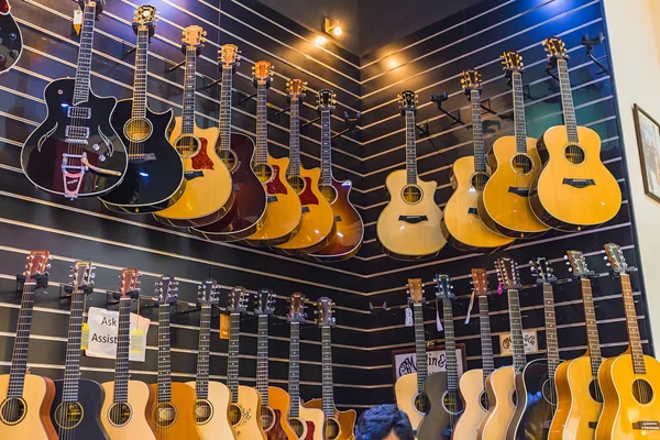Πολλές κιθάρες που παρουσιάζονται σε ένα κατάστημα μουσικής — Φωτογραφία Αρχείου
