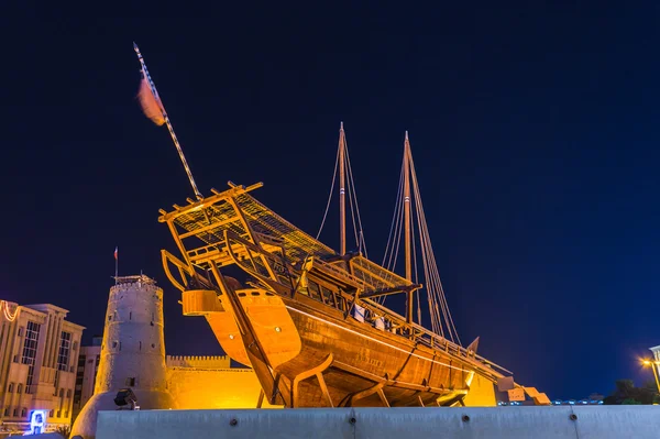 Régi hajó közelében fahidi fort dubai Múzeumban van kiállítva — Stock Fotó