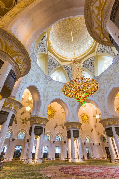 El interior de la mezquita Shaikh Zayed — Foto de Stock