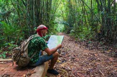 Bambu ormanında oturan adam seyahat