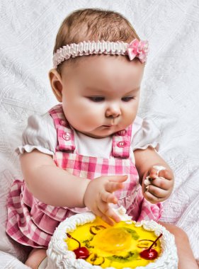 tatlı bir pasta ile küçük kız