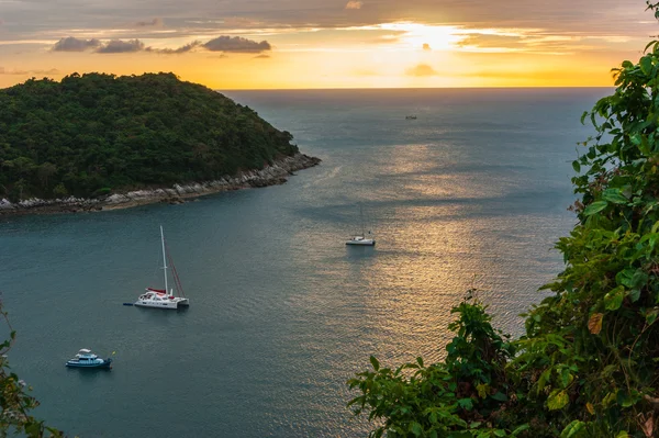 Pequena ilha no mar perto de Phuket — Fotografia de Stock