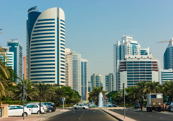 Edifícios altos e ruas em Dubai, Emirados Árabes Unidos — Fotografia de Stock