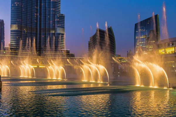 A record-setting fountain system set on Burj Khalifa Lake — Stock Photo, Image