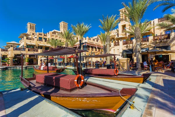 De beroemde hotel- en toeristische wijk van madinat jumeirah — Stockfoto