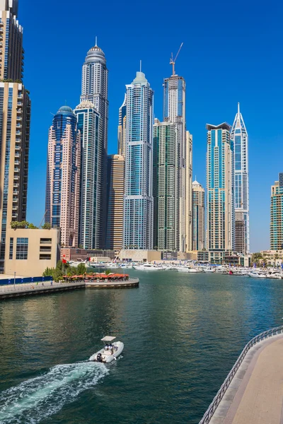 Edificios y calles de gran altura en Dubai, EAU — Foto de Stock