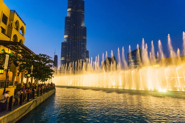 Un sistema de fuentes récord establecido en el lago Burj Khalifa — Foto de Stock