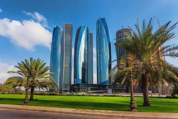 Grattacieli ad Abu Dhabi, Emirati Arabi Uniti — Foto Stock