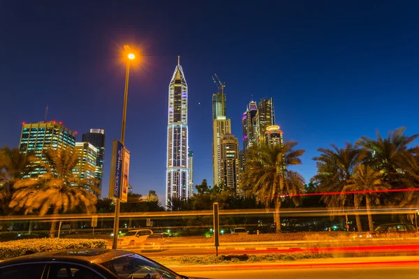 Yüksek binaları ve sokakları Dubai, Birleşik Arap Emirlikleri — Stok fotoğraf