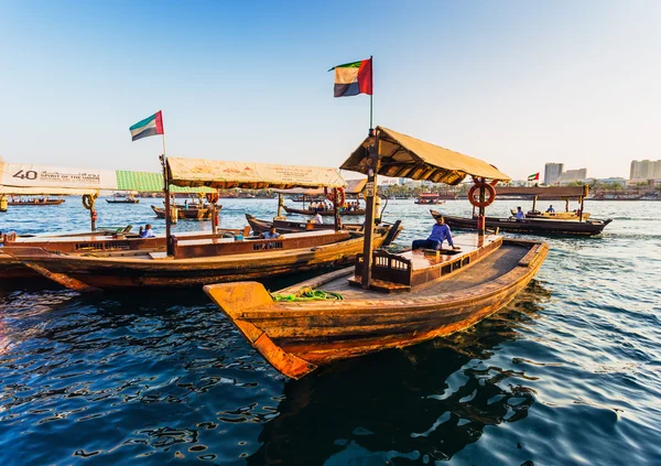 ドバイ、アラブ首長国連邦の湾川のボート — ストック写真