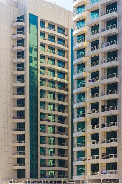 Высотные здания и улицы Дубая, ОАЭ — стоковое фото