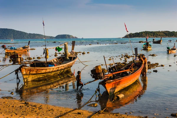 Vissersboten op de oever van de zee in thailand — Stockfoto