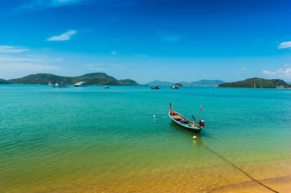 Båtar på havet mot klipporna i thailand — Stockfoto