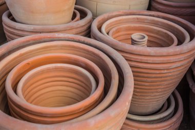 Doğu sürahileri rafta duruyor.