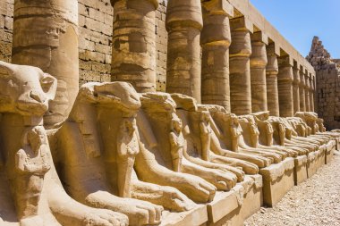 Mısır 'daki Karnak tapınağının antik kalıntıları