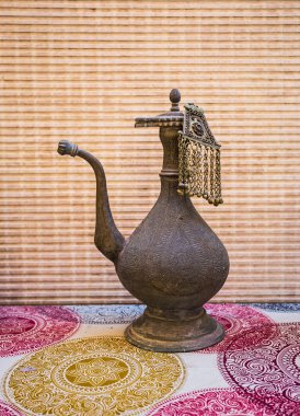 Doğu sürahileri rafta duruyor.