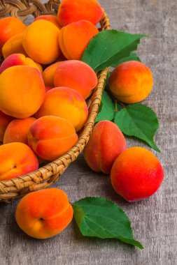 eski ahşap masa yapraklarda ile kayısı