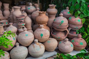 Doğu sürahileri rafta duruyor.