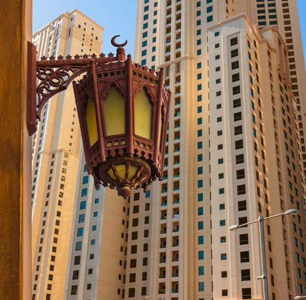Edifícios altos e ruas em Dubai, Emirados Árabes Unidos — Fotografia de Stock