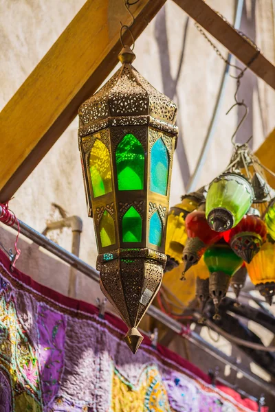 Lanternes arabes dans la ville de Dubaï — Photo