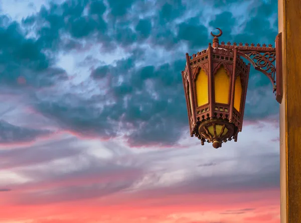 Arab street lantaarns in de stad dubai — Stockfoto