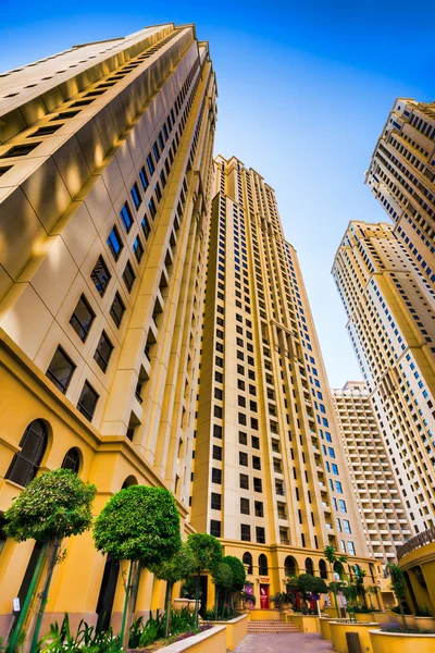 Edifícios altos e ruas em Dubai, Emirados Árabes Unidos — Fotografia de Stock