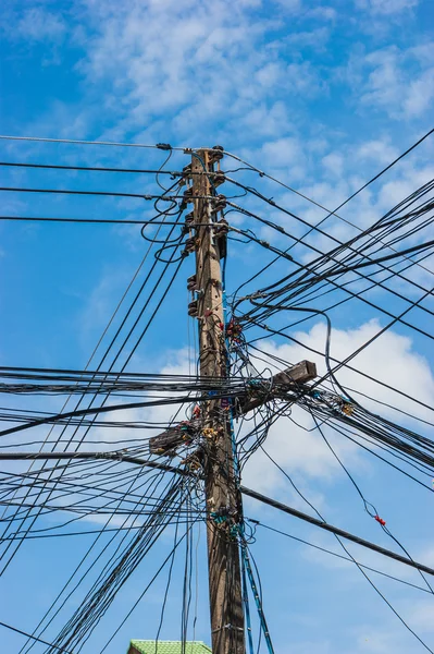 Fios eléctricos em postes — Fotografia de Stock