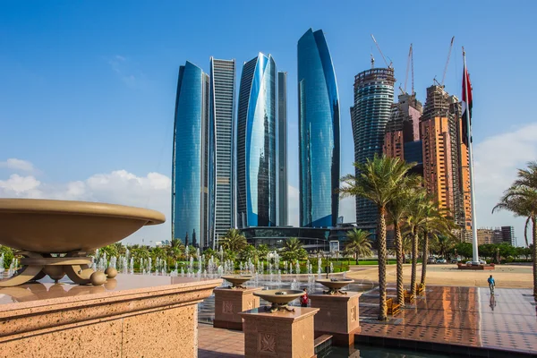 Arranha-céus em Abu Dhabi, EAU — Fotografia de Stock