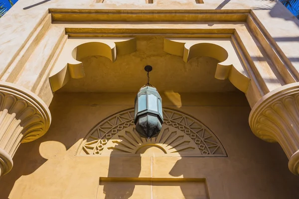 Arab street lantaarns in de stad dubai — Stockfoto