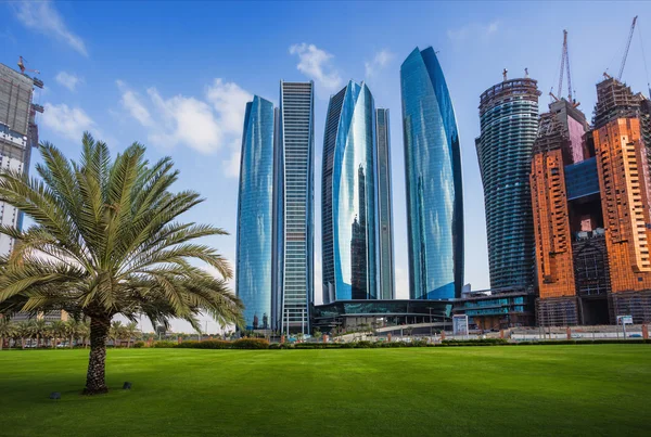 Felhőkarcolók, abu dhabi, Egyesült Arab Emírségek — Stock Fotó