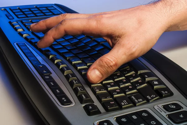Hombre escribiendo en un ordenador portátil —  Fotos de Stock