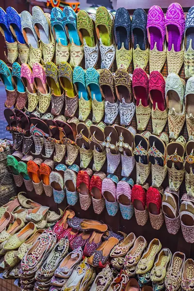 Барвисті взуття в Дубаї Сук — стокове фото