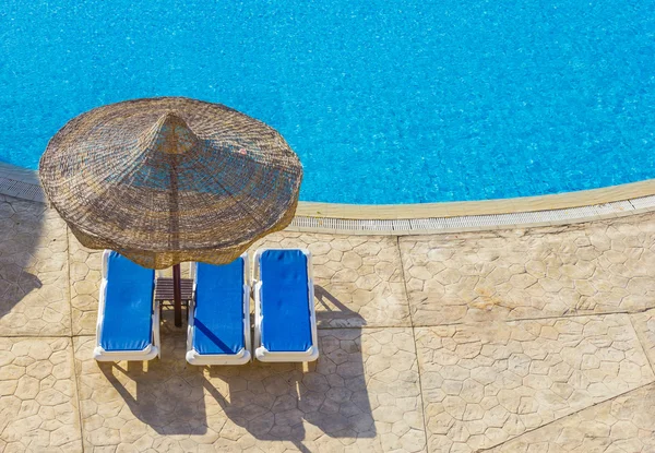 Бассейн, пляжные зонтики и Красное море в Египте — стоковое фото