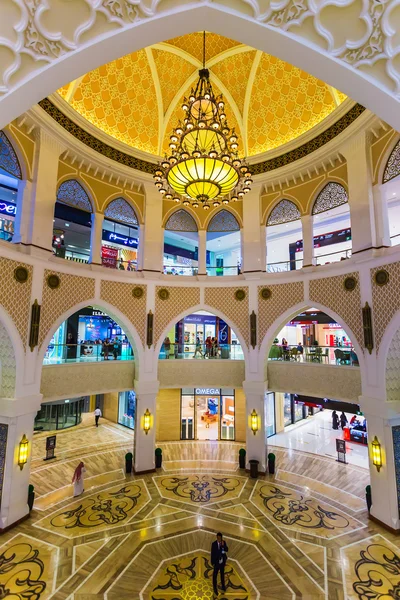 Самый большой торговый центр в мире — стоковое фото
