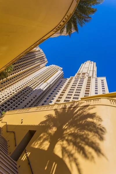 高层建筑和街道在迪拜，阿拉伯联合酋长国 — 图库照片