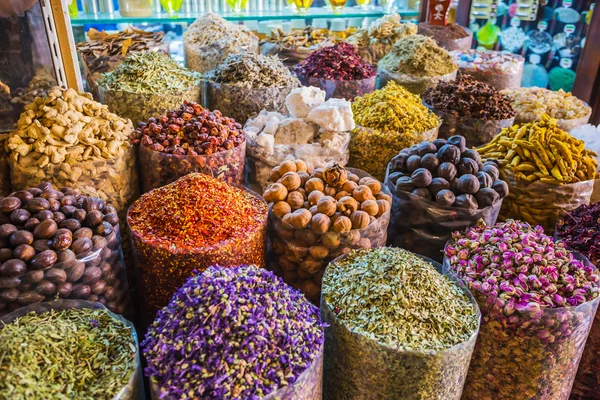 Gedroogde kruiden kruiden in de spice Souk bij deira — Stockfoto