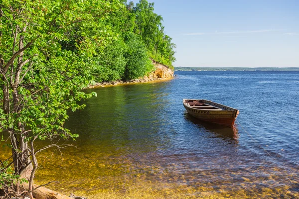 Barca di legno sulla riva del fiume — Foto Stock