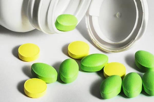 Различные цветные таблетки в упаковке — стоковое фото