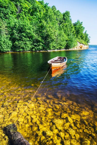 Barco de madera en la orilla del río — Foto de Stock