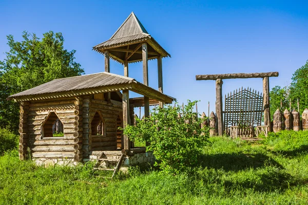 La casa de madera en un campo — Foto de Stock