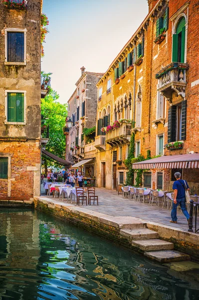 Smala kanalen amo i Venedig — Stockfoto