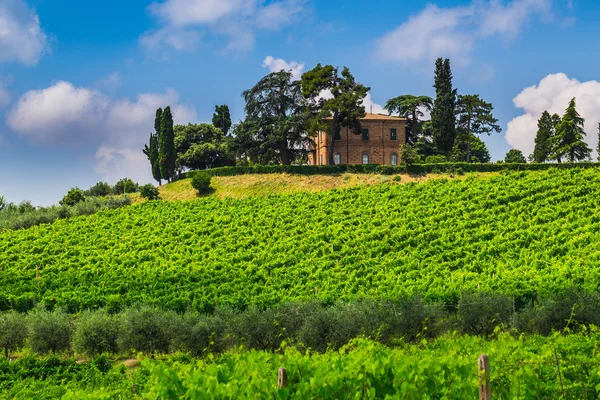 Paesaggio con casa in Italia — Foto Stock