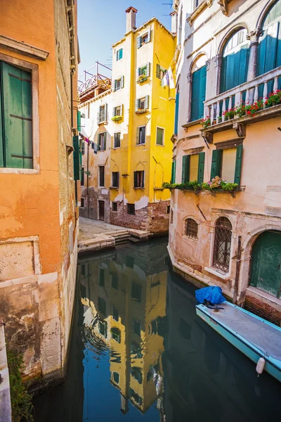 Canal estreito em Veneza — Fotografia de Stock