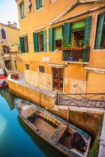 Canal estrecho amo en Venecia — Foto de Stock