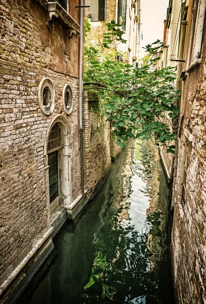 Narrow canal in Italy — Stock Photo, Image